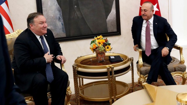 Menteri Luar Negeri Amerika, Mike Pompeo (kiri), bersama Menteri Luar Negari Turki, Mevlut Cavusoglu (kanan). (Foto: REUTERS/Leah Millis/Pool)