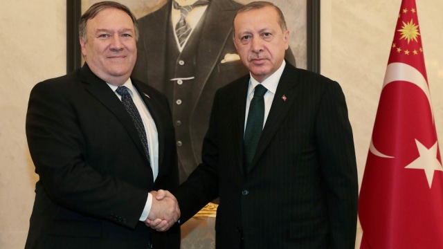 Sekretaris Negara Amerika Serikat, Mike Pompeo (kiri), bersama Presiden Turki, Recep Tayyip Erdogan (kanan). (Foto: Murat Cetinmuhurdar/Presidential Press Office/Handout)