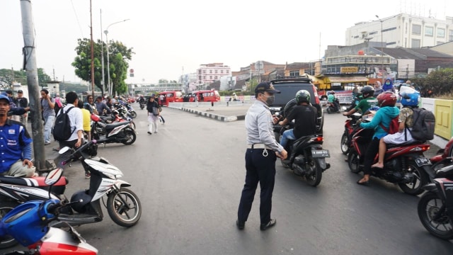 Suasana lalu lintas di Pasar Minggu, Jakarta Selatan, Rabu (17/10/2018). (Foto: Nugroho Sejati/kumparan)