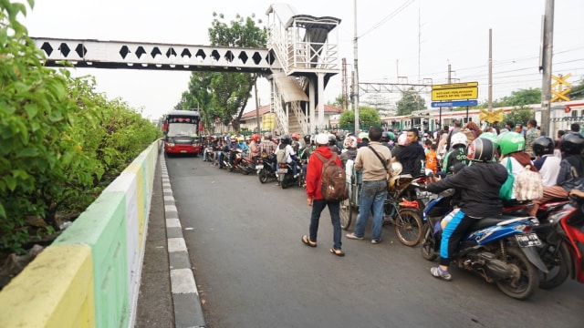 Suasana lalu lintas di Pasar Minggu, Jakarta Selatan, Rabu (17/10/2018). (Foto: Nugroho Sejati/kumparan)