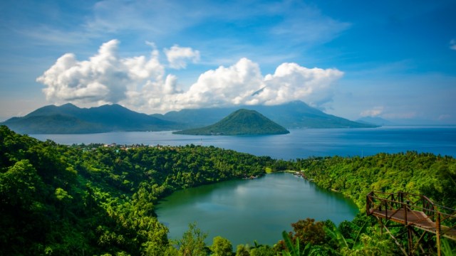 Lanskap Danau Laguna, Pulau Maitara, dan Tidore dari Ternate (Foto: Shutter Stock)
