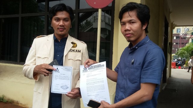 Fuji Abdurrahman (kiri) menyerahkan surat ke Polri. (Foto: Dok. Fuji Abdurrahman)