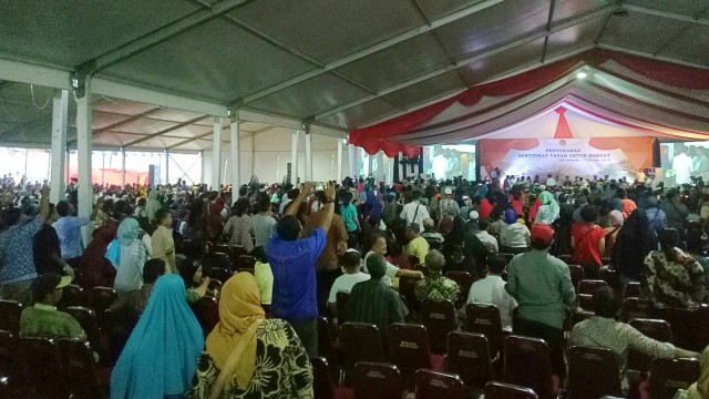 Jokowi bagikan 10 ribu sertifikat tanah di Marunda, Jakarta Utara, Rabu (17/10/2018). (Foto: Jihad Akbar/kumparan)