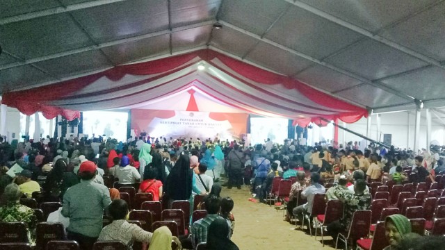 Jokowi bagikan 10 ribu sertifikat tanah di Marunda, Jakarta Utara, Rabu (17/10/2018). (Foto: Jihad Akbar/kumparan)