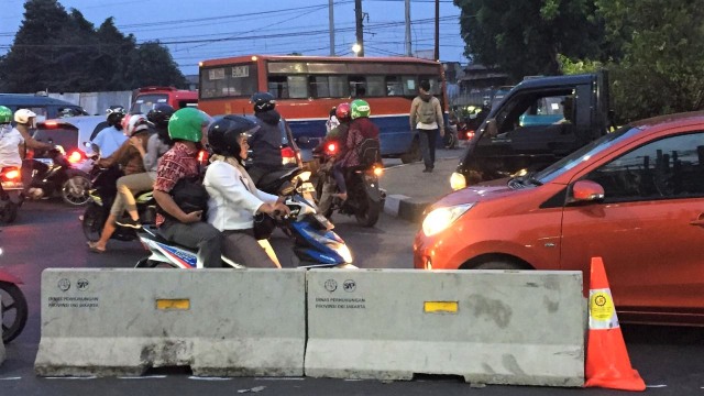 Potret pengendara sepeda motor yang melawan arus di perempatan Pasar Minggu. (Foto: Rizki Baiquni/kumparan)