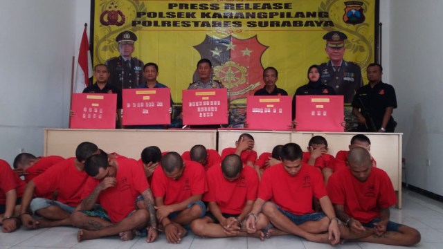 Polisi Amankan 15 Pelaku Sindikat Narkoba Surabaya, Rabu (17/10). (Foto: Phaksy Sukowati/kumparan)
