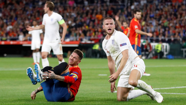 Reaksi Eric Dier usai menekel Sergio Ramos saat Inggris berhadapan dengan Spanyol di ajang UEFA Nations League. (Foto: Reuters/Carl Recine)