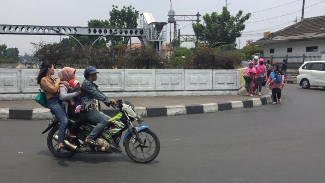 Pelanggar lalu lintas di simpang Pasar Minggu (Foto: Muhammad Fadli Rizal/kumparan)