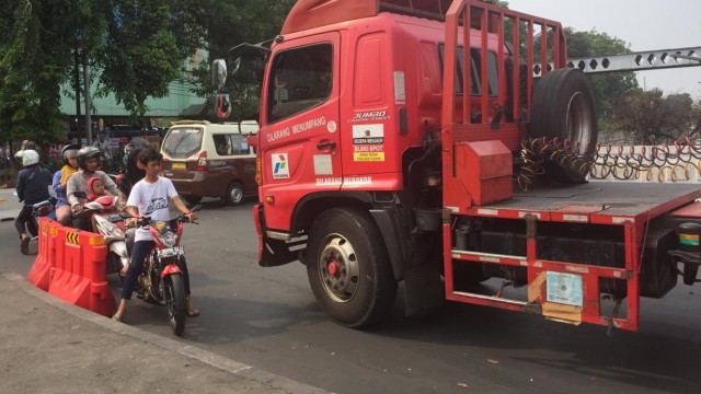 Pelanggar lalu lintas di simpang Pasar Minggu (Foto: Muhammad Fadli Rizal/kumparan)