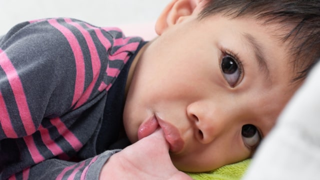 Orang tua perlu bersikap bijak atasi kebiasaan anak mengisap jempol (Foto: Shutterstock)
