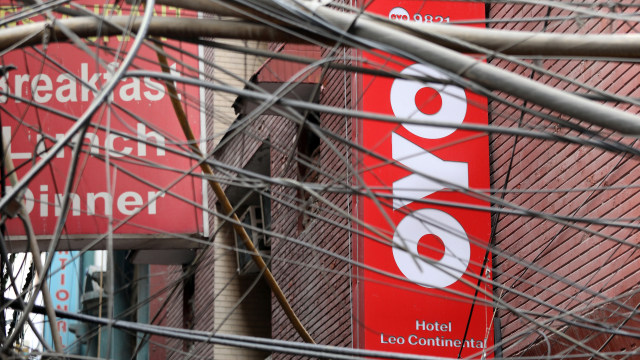 Logo Oyo terpasang di gedung hotel. Foto: Anushree Fadnavis/Reuters