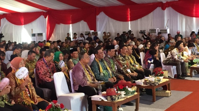 Menteri Pertanian Amran Sulaiman bersama Menteri Koordinator Bidang Perekonomian dalam acara Hari Pangan Sedunia 2018 di Desa Jejangkit, Kalimantan Selatan, Kamis (18/10). (Foto: Abdul Latif/kumparan)