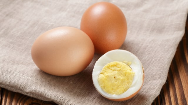 Sajikan telur rebus yang betul-betul matang untuk anak Foto: Shutterstock