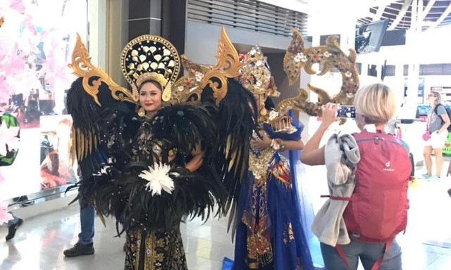 Parade Kostum Lepas Delegasi IMF Meeting di Bandara Ngurah Rai 