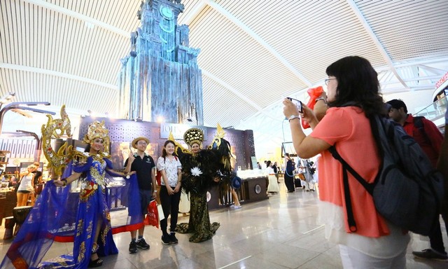 Parade Kostum Lepas Delegasi IMF Meeting di Bandara Ngurah Rai  (1)