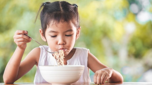 Ilustrasi anak makan mi (Foto: Shutterstock)