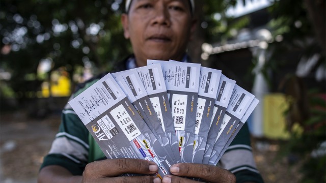 Warga menunjukkan tiket pertandingan Piala AFC U-19 2018 Indonesia melawan Cina Taipei. (Foto: ANTARA FOTO/Aprillio Akbar)