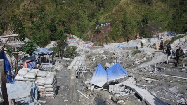 Operasi polisi di Gunung Botak Buru, lokasi ini dijadikan penambangan emas ilegal yang mencemarkan lingkungan. (Foto: Dok. Bareskrim)
