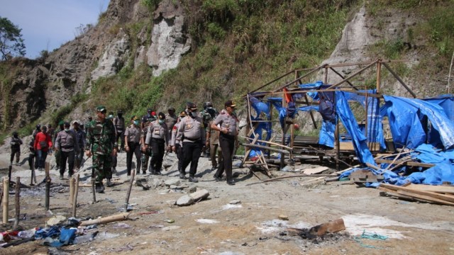 Operasi polisi di Gunung Botak Buru, lokasi ini dijadikan penambangan emas ilegal yang mencemarkan lingkungan. (Foto: Dok. Bareskrim)