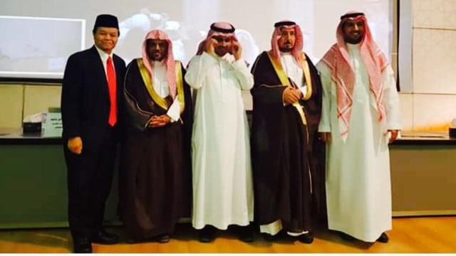 Hidayat Nur Wahid usai menguji Disertasi Doktor Mahasiswa Arab Saudi. (Foto: Dok. HNW)