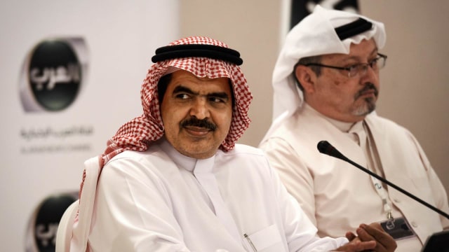 CEO Alarab TV, Fahad al-Sukait (kiri), dan Jamal Khashoggi (kanan). (Foto: AFP/MOHAMMED AL-SHAIKH)