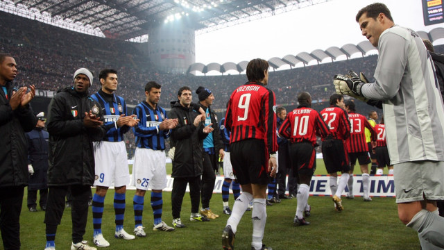 Para pemain Inter memberi guard of honour untuk Milan. (Foto: AFP/Giuseppe Cacace)