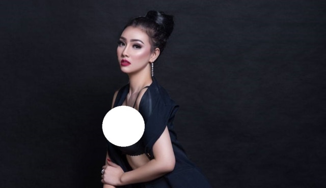 Berita Terkini: Foto Seksi Putri Juby, Model yang Dikabarkan Lengket dengan Delon