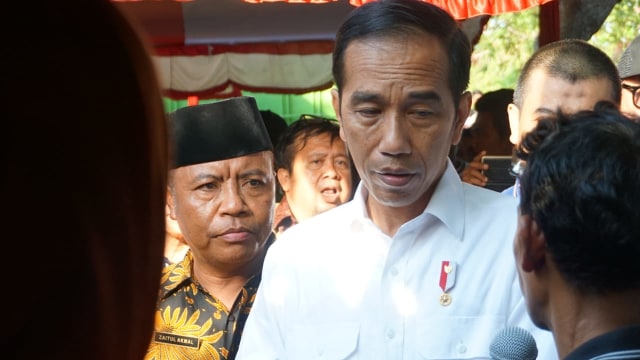 Presiden Joko Widodo meninjau pencairan dana renovasi rumah di Lombok Timur. (Foto: Yudhistira Amran Saleh/kumparan)
