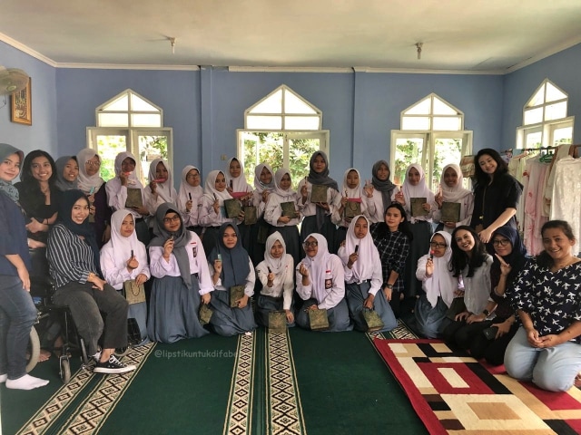 Keseruan Tim LUD Berbagi Lipstik Di Sekolah SLBN 02 Jakarta (122634)