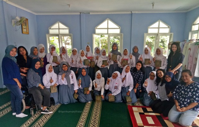 Keseruan Tim LUD Berbagi Lipstik Di Sekolah SLBN 02 Jakarta (122638)