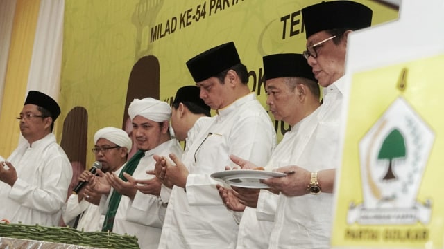 Suasana doa bersama saat acara Istigosah menyambut HUT ke 54 Partai Golkar di DPP Partai Golkar, Jakarta, Kamis (18/10). (Foto: Jamal Ramadhan/kumparan)