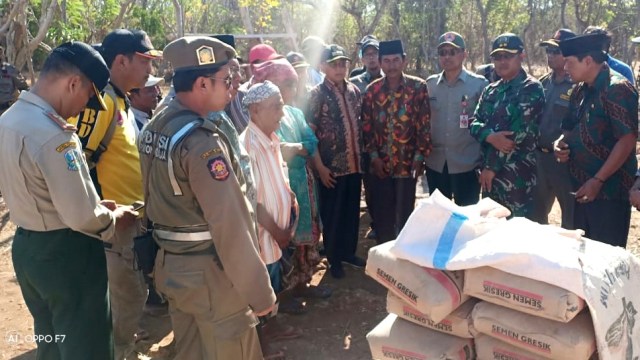 Bupati Sumenep A. Busyro Karim memastikan dana 20 miliyar bantuan Pemerintah Provinsi Jawa Timur, telah sampai ke posko utama. (Foto: Nuryatin Phaksy Sukowati/kumparan)