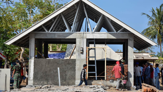 Rekonstruksi bangunan rumah pascagempa di Lombok. Foto:  ANTARA FOTO/Ahmad Subaidi