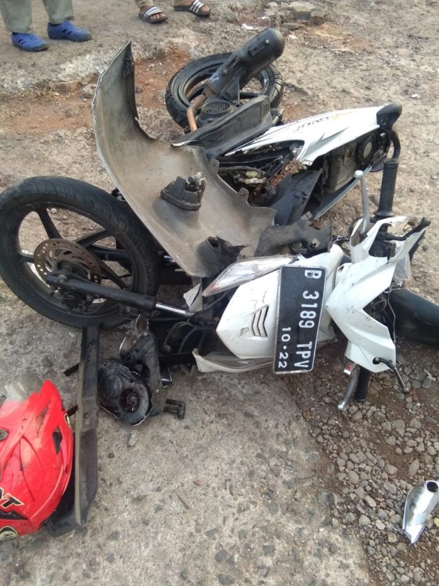 Kecelakaan antara sepeda motor B 3189 TPV dengan Mitsubishi Double Cabin B 9761 FAJ di Jl Raya Kalimalang (Foto: Twitter @TMCPoldaMetro)