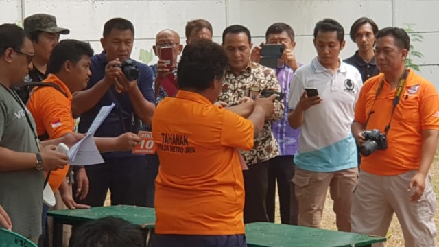 Posisi tersangka 1 dalam rekonstruksi kasus peluru nyasar ke Gedung DPR di Lapangan Tembak Senayan, Jumat (19/10/2018). (Foto: Fadjar Hadi/kumparan)