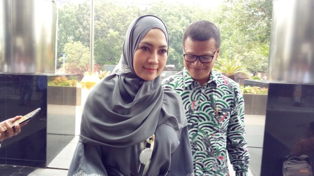 Fenny Steffy Burase saat memenuhi panggilan KPK dalam kasus suap Gubernur Aceh, di Gedung KPK, Jumat (19/10/2018). (Foto: Aprilandika Pratama/kumparan)