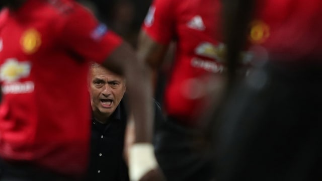 Mourinho memberi instruksi di laga MU vs Valencia. (Foto: Reuters/Lee Smith)