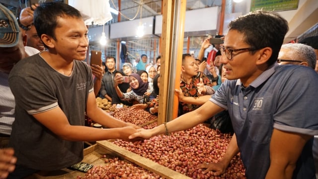 Sandiaga Uno mengunjungi Pasar Raya Inpres Padang, Jumat (19/10/2019). (Foto: Dok. Tim Sandiaga Uno)