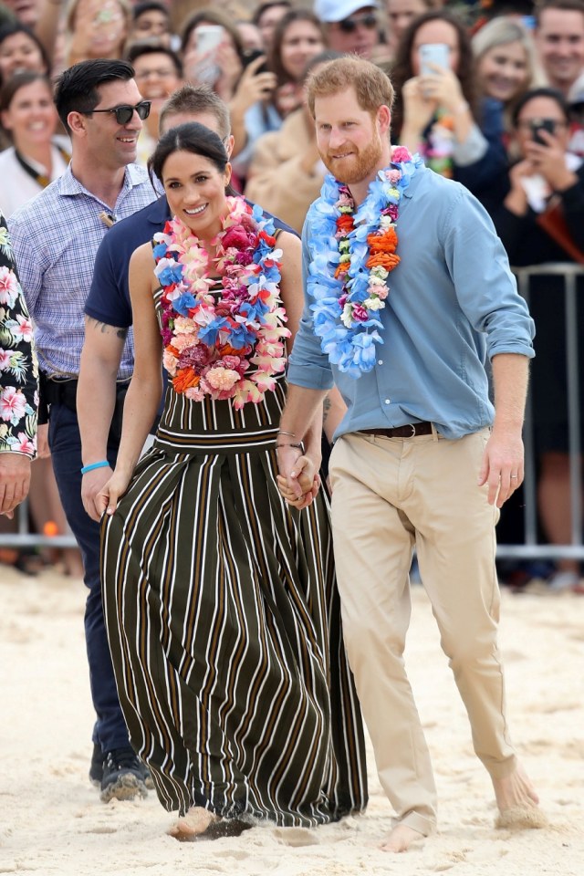 Meghan Markle dan Pangeran Harry terlihat melepas alas kaki saat melakukan kegiatan di Bondi Beach, Australia. (Foto: Chris Jackson/Pool via REUTERS)