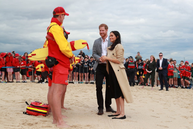 Meghan Markle dan Pangeran Harry saat mengunjungi pantai di Melbourne dan Sydney, Australia. (Foto: Ian Vogler/Pool via REUTERS)