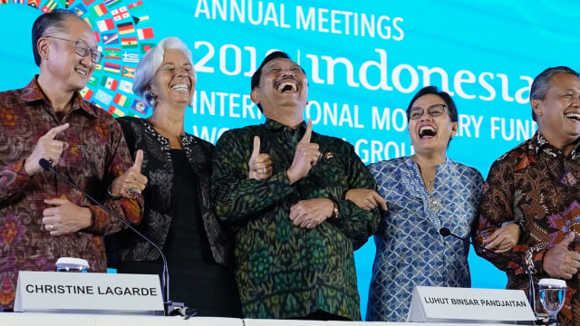 Pose satu jari Menteri Sri Mulyani dan Menteri Luhut Pandjaitan saat penutupan acara IMF di Nusa Dua Bali. (Foto: Instagram/@christinelagarde)