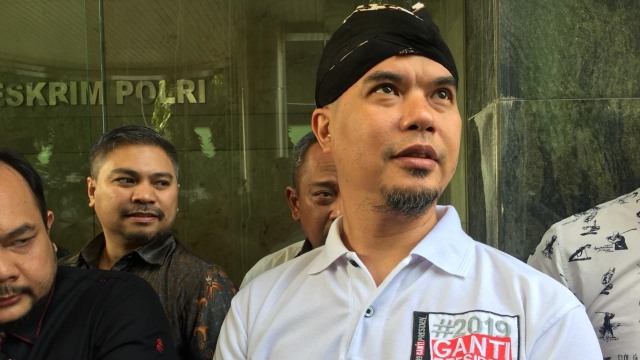 Ahmad Dhani tiba di Bareskrim Polri. (Foto: Reki Febrian/kumparan)