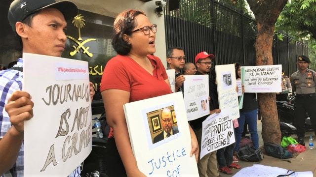 Aksi Solidaritas Wartawan Freelance Indonesia Untuk Jamal Kashoggi di Kedubes Arab Saudi. (Foto: Darin Atiandina/kumparan)