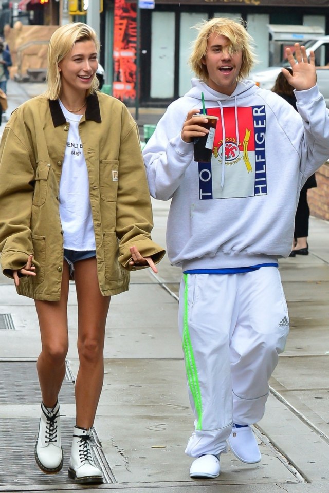 Gaya Santai Sporty Si Cantik Hailey Baldwin dengan Sneakers Louis Vuitton  Archlight, Mewah banget!