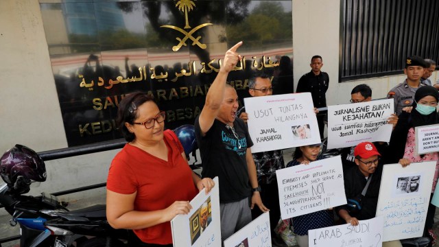 Demo jurnalis di depan Saudi Embassy Jakarta terkait hilangnya jurnalis Arab Saudi Jamal Khashoggi. (Foto: REUTERS/Beawiharta)