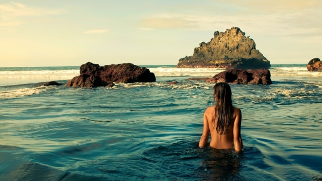 Ilustrasi Nude Beach di Spanyol (Foto: Shutter Stock)
