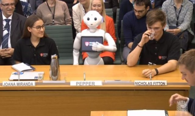 Robot Pepper (Foto: Parliament TV)
