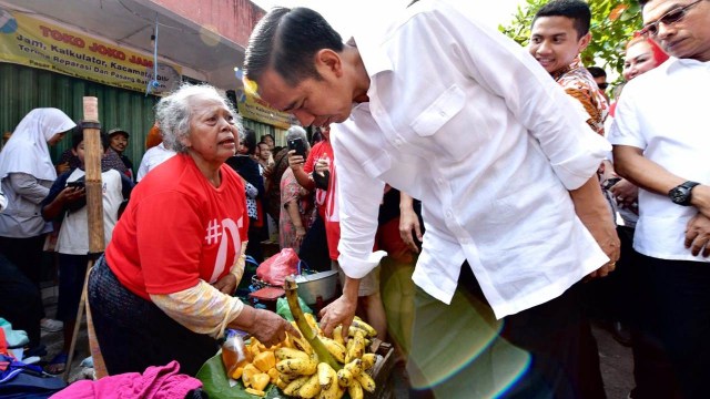 Presiden Jokowi blusukan di Pasar Karangayu, Semarang, Jawa Tengah. Foto: Dok.  Agus Suparto/Presidential Palace