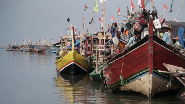 Perahu nelayan di Muara Angke. (Foto: Jamal Ramadhan/kumparan)