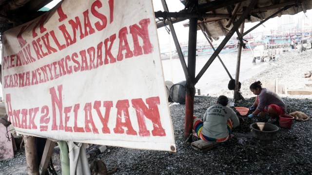 Penolakan terhadap reklamasi oleh nelayan Muara Angke. (Foto: Jamal Ramadhan/kumparan)